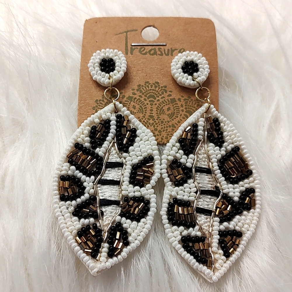 🥰NWT Treasure Brand Ladies/Teens Leopard Print Lips Beaded Earrings, Super Cute